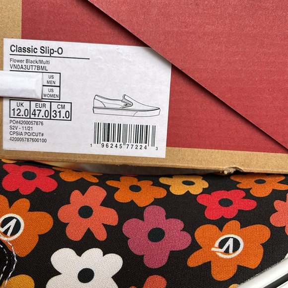 Vans Men’s Classic Slip-On
Flower Print Black/Multi
VN0A3UT7BML
Sneakers - Picture 16 of 16
